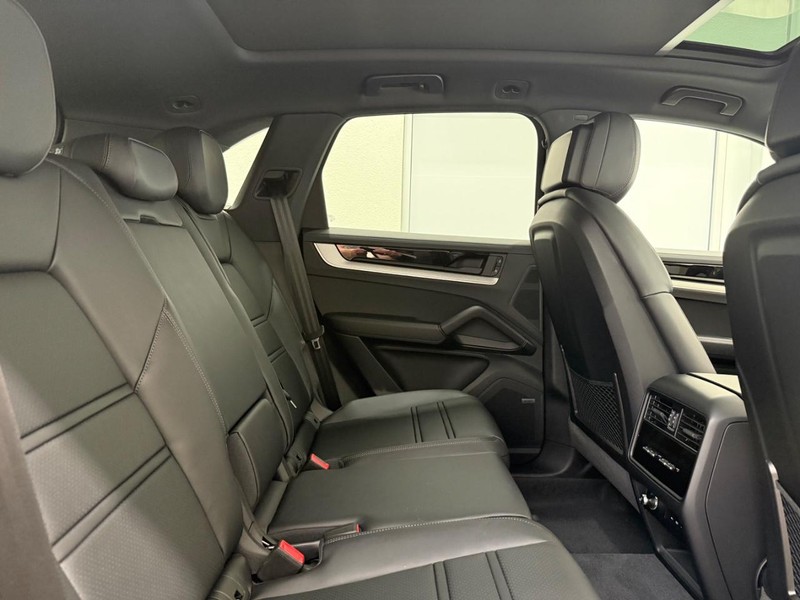 Porsche Cayenne Vehicle Full-screen Gallery Image 12