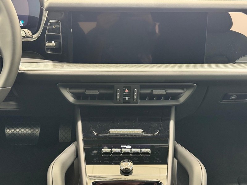 Porsche Cayenne Vehicle Full-screen Gallery Image 14