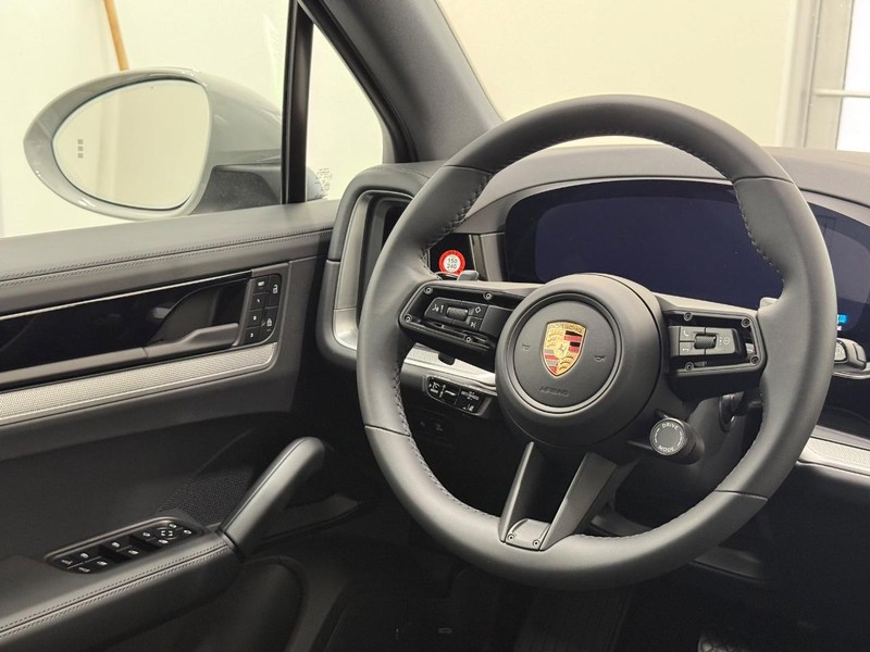 Porsche Cayenne Vehicle Full-screen Gallery Image 15