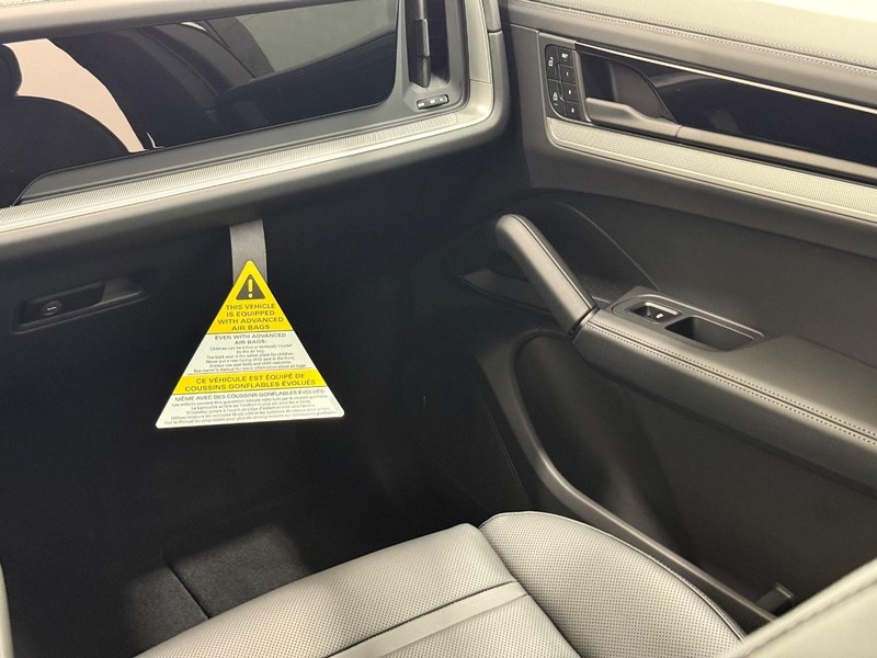 Porsche Cayenne Vehicle Full-screen Gallery Image 16