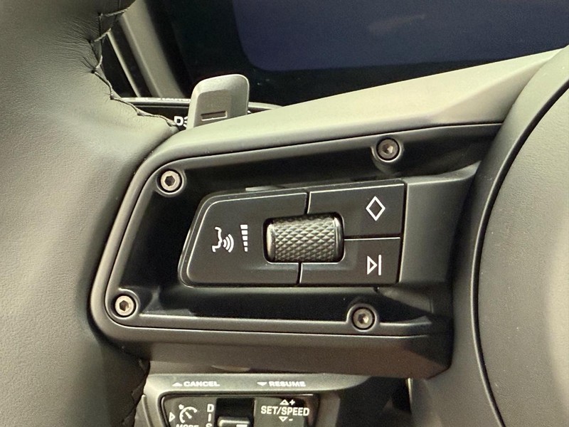 Porsche Cayenne Vehicle Full-screen Gallery Image 17