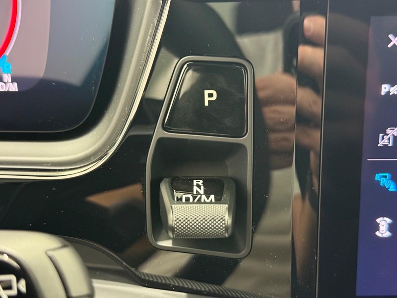 Porsche Cayenne Vehicle Full-screen Gallery Image 19