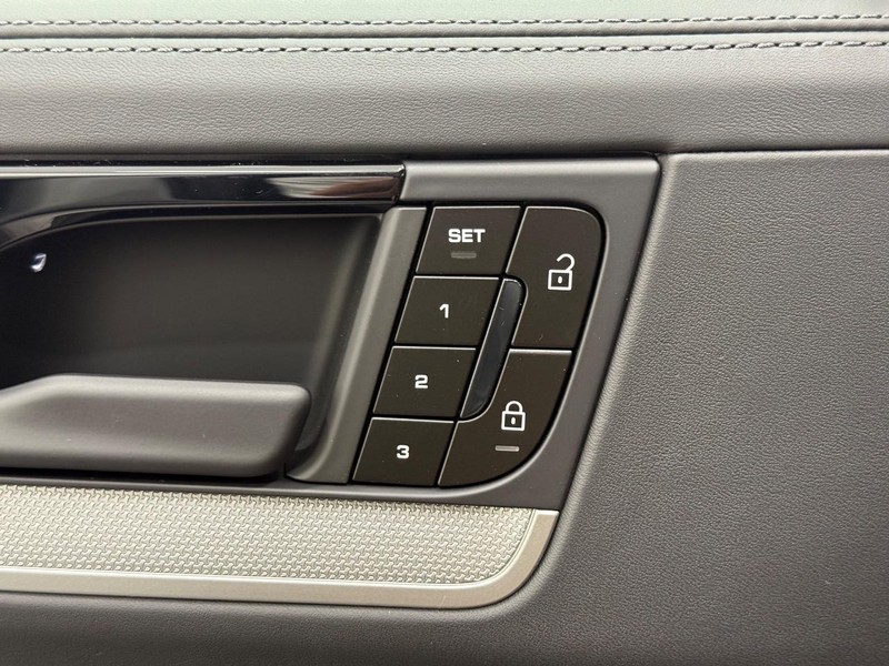 Porsche Cayenne Vehicle Full-screen Gallery Image 22