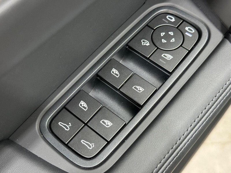 Porsche Cayenne Vehicle Full-screen Gallery Image 23