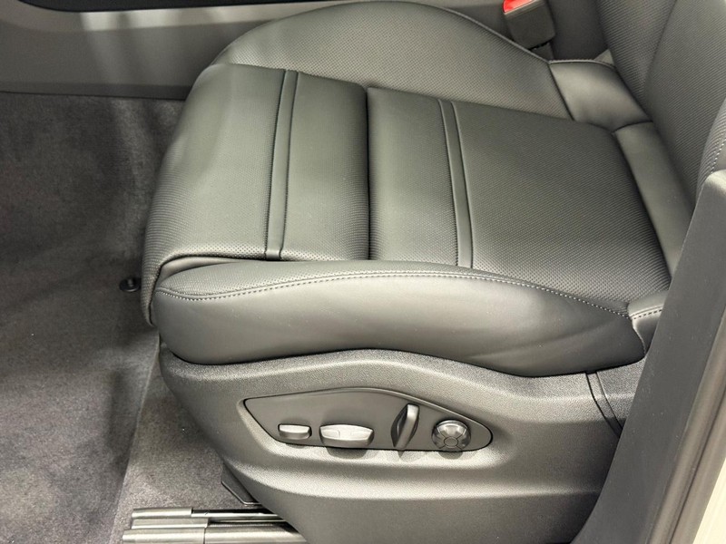 Porsche Cayenne Vehicle Full-screen Gallery Image 25