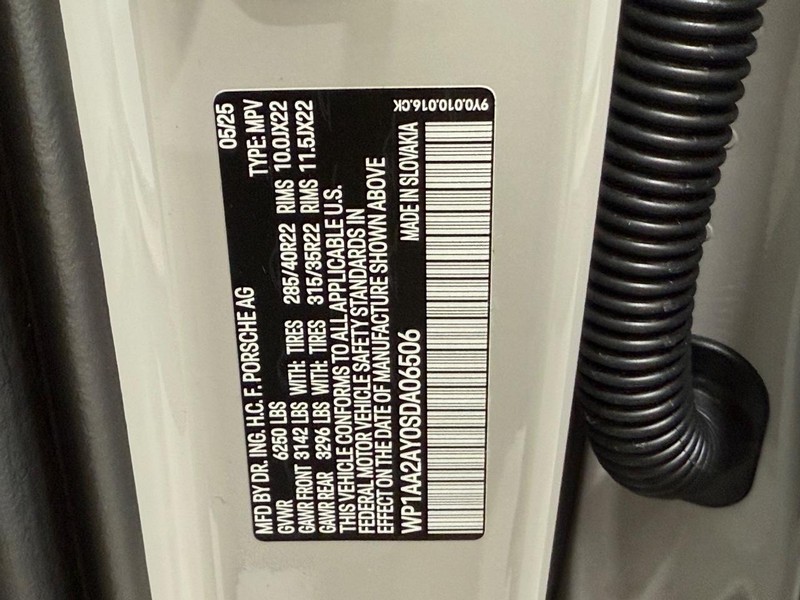 Porsche Cayenne Vehicle Full-screen Gallery Image 26