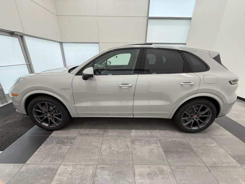 Porsche Cayenne Vehicle Full-screen Gallery Image 2