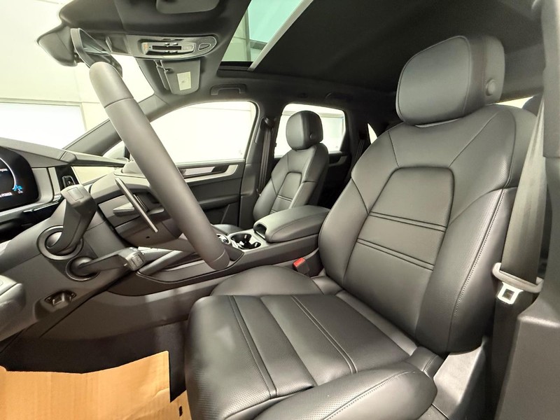 Porsche Cayenne Vehicle Full-screen Gallery Image 5