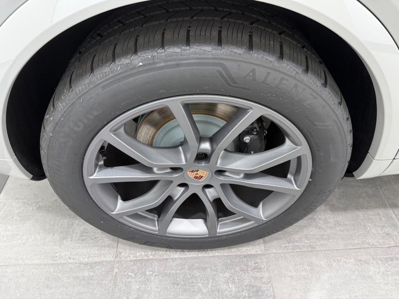 Porsche Cayenne Vehicle Full-screen Gallery Image 8