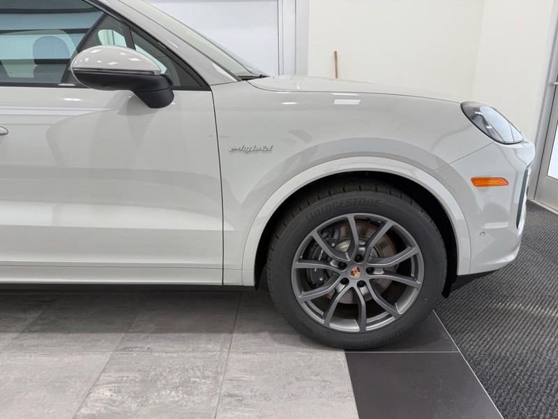 Porsche Cayenne Vehicle Full-screen Gallery Image 10