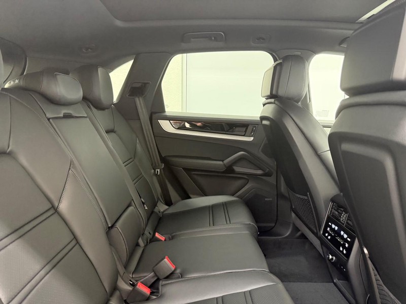 Porsche Cayenne Vehicle Full-screen Gallery Image 12