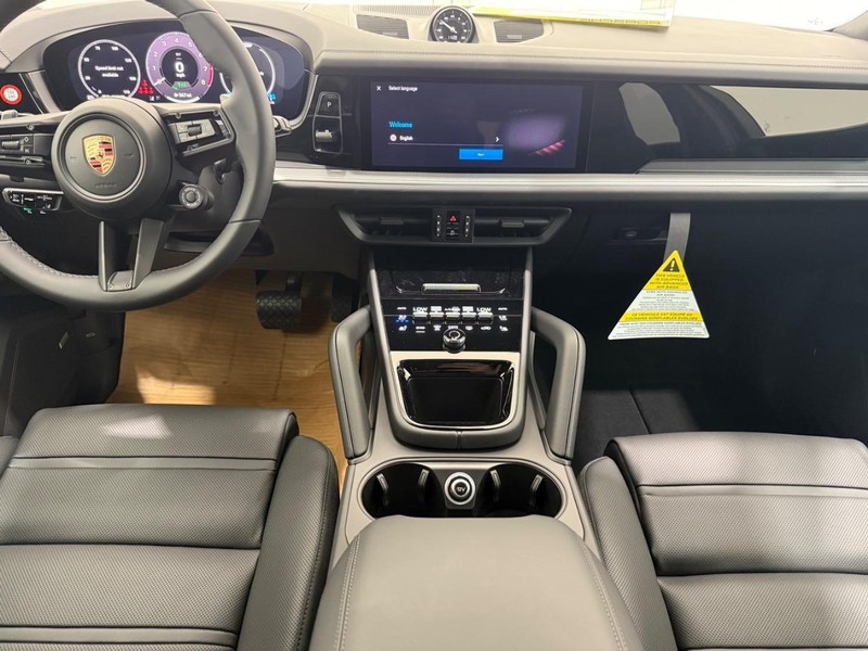 Porsche Cayenne Vehicle Full-screen Gallery Image 13