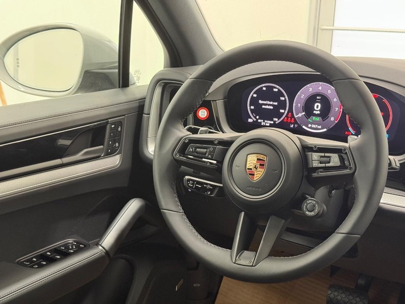 Porsche Cayenne Vehicle Full-screen Gallery Image 15