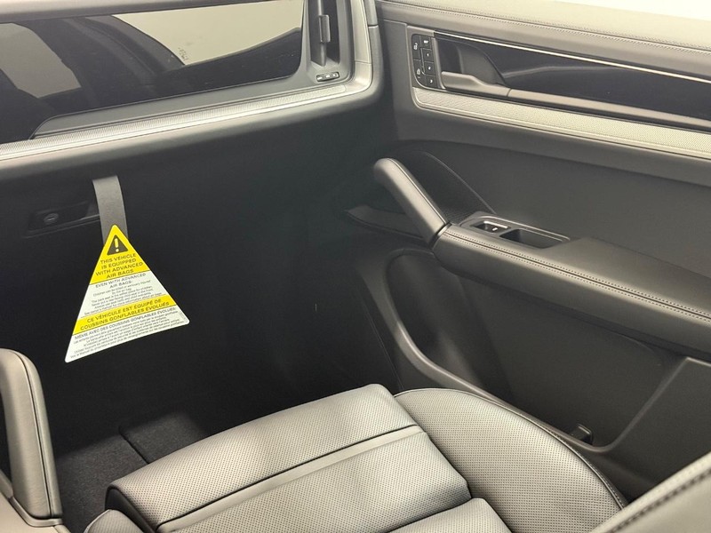 Porsche Cayenne Vehicle Full-screen Gallery Image 16