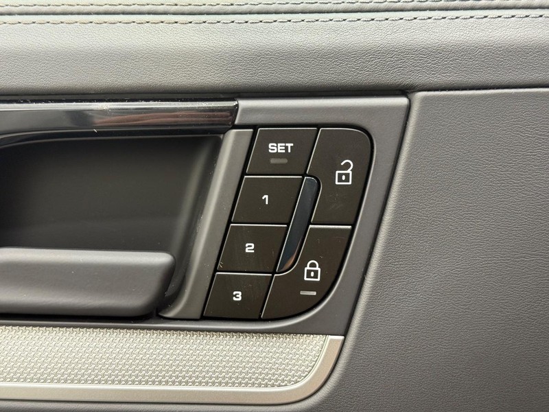 Porsche Cayenne Vehicle Full-screen Gallery Image 17