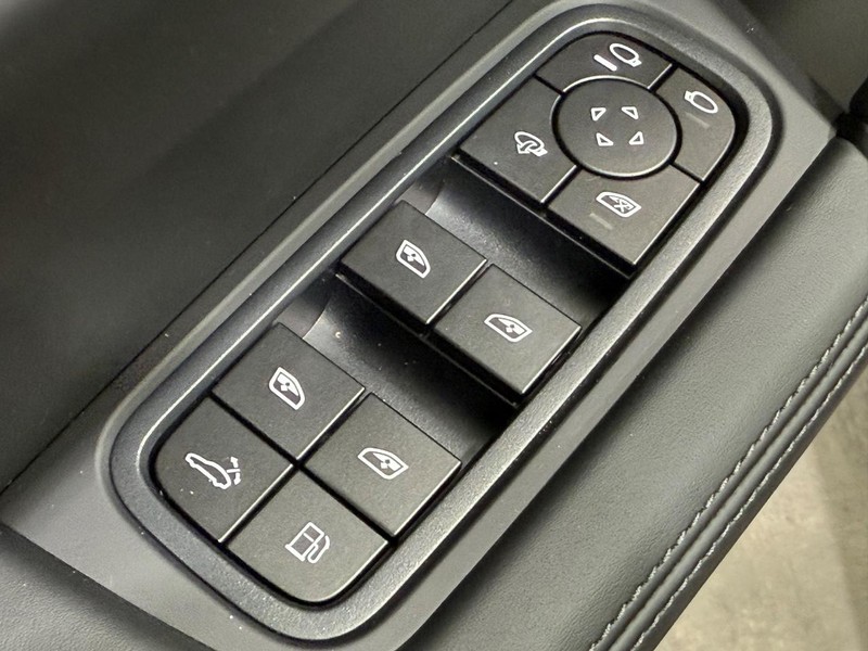 Porsche Cayenne Vehicle Full-screen Gallery Image 23