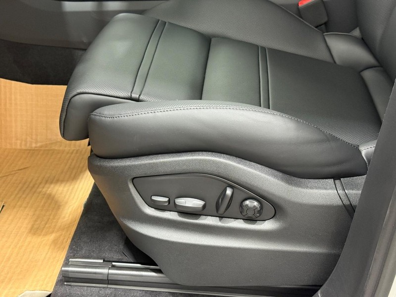 Porsche Cayenne Vehicle Full-screen Gallery Image 24