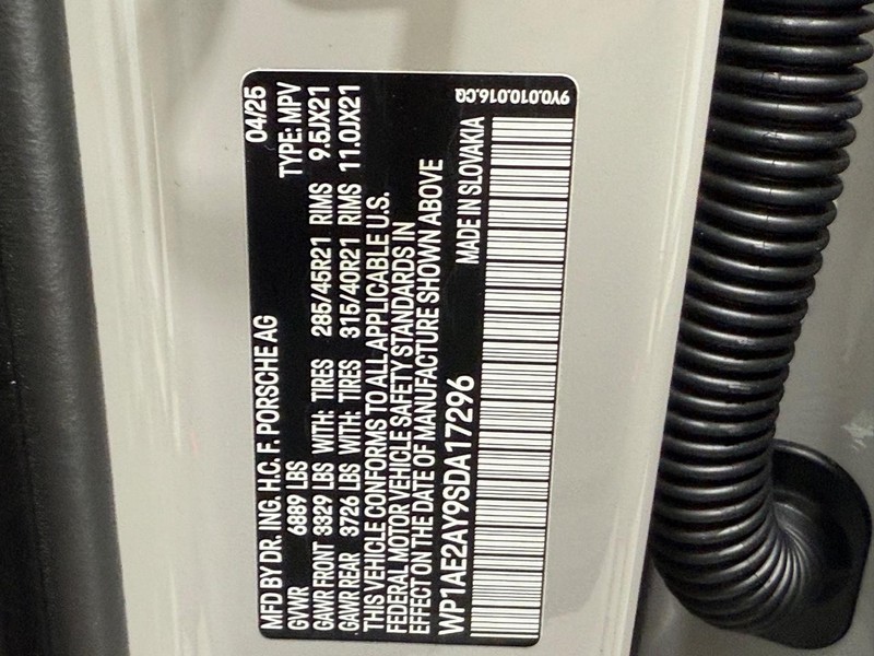 Porsche Cayenne Vehicle Full-screen Gallery Image 25