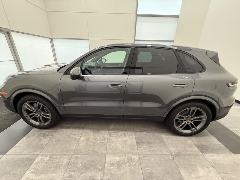 Porsche Cayenne Vehicle Full-screen Gallery Image 2