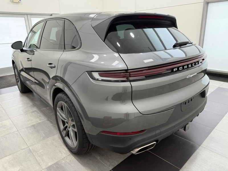 Porsche Cayenne Vehicle Full-screen Gallery Image 3