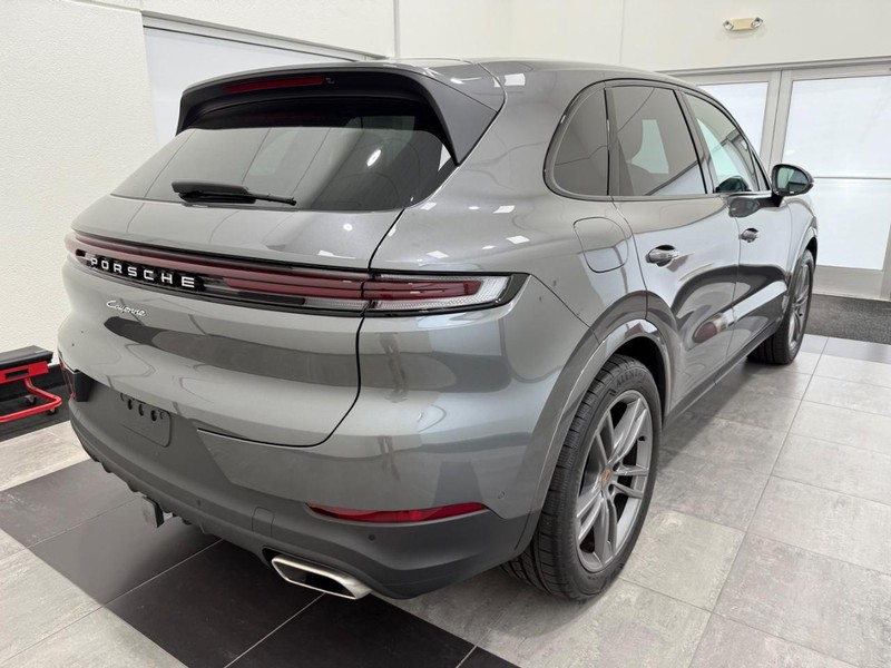 Porsche Cayenne Vehicle Full-screen Gallery Image 7