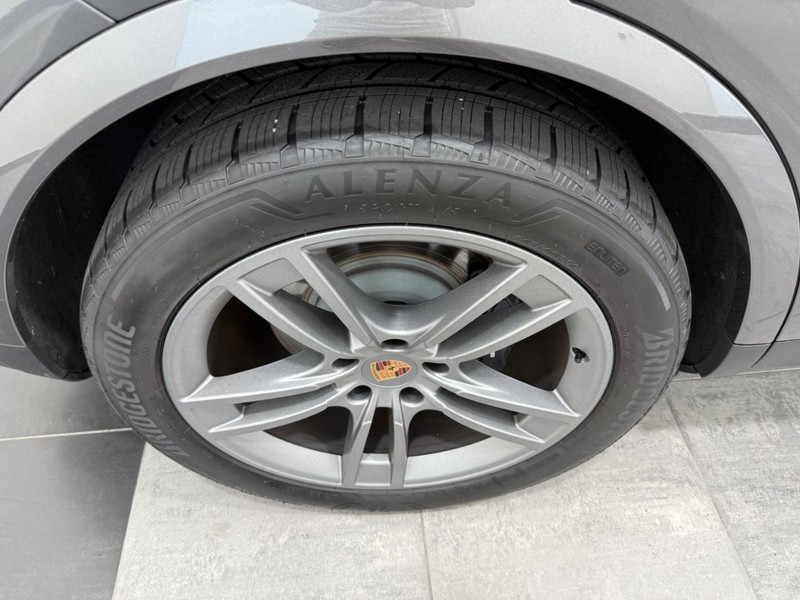 Porsche Cayenne Vehicle Full-screen Gallery Image 8