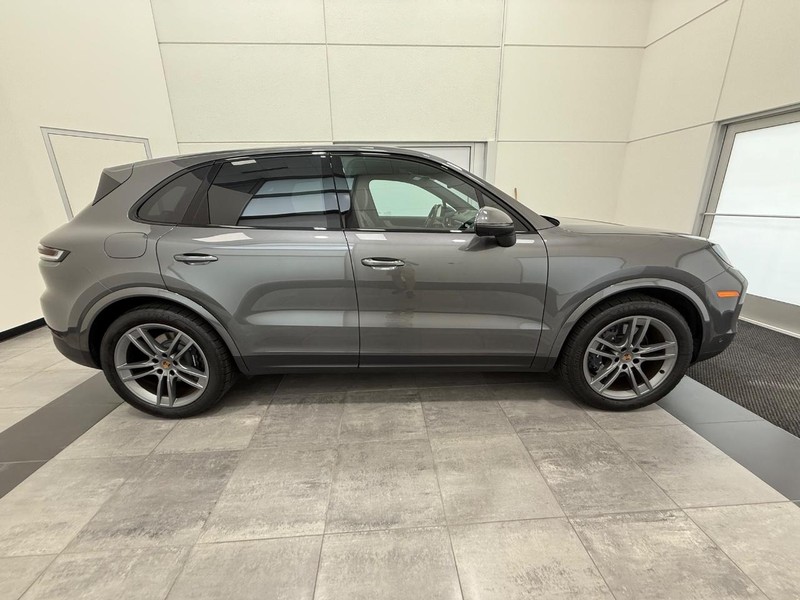 Porsche Cayenne Vehicle Full-screen Gallery Image 9