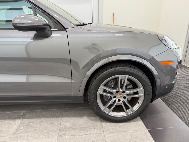 Porsche Cayenne Vehicle Full-screen Gallery Image 10