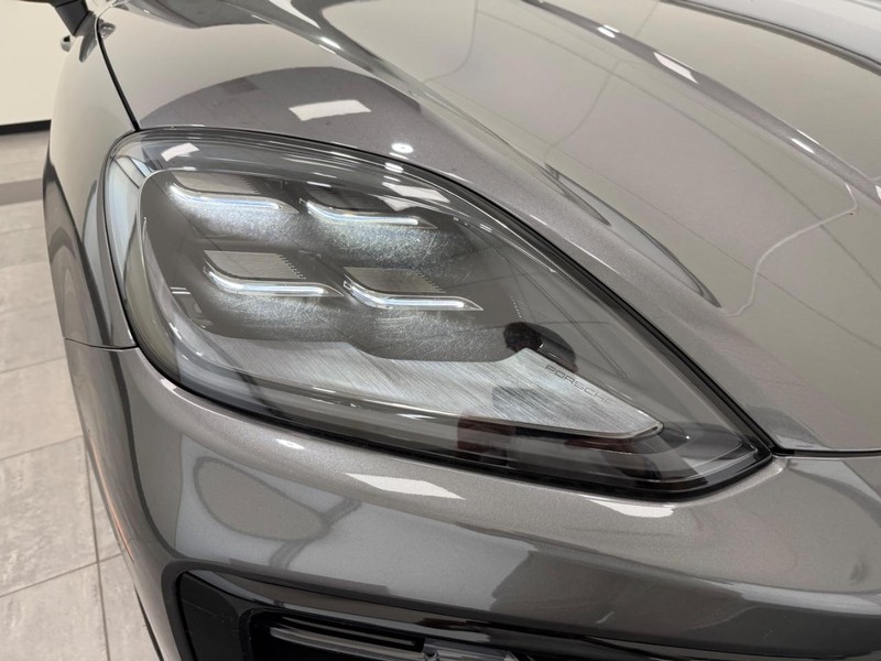 Porsche Cayenne Vehicle Full-screen Gallery Image 11