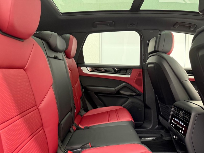 Porsche Cayenne Vehicle Full-screen Gallery Image 12