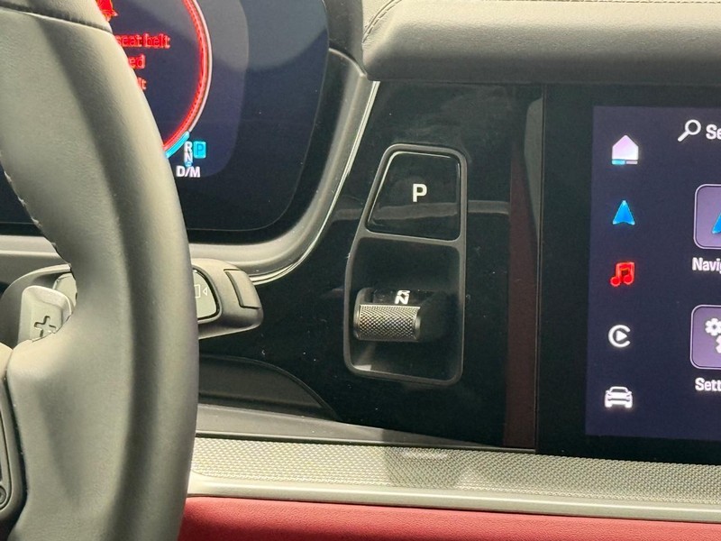 Porsche Cayenne Vehicle Full-screen Gallery Image 15