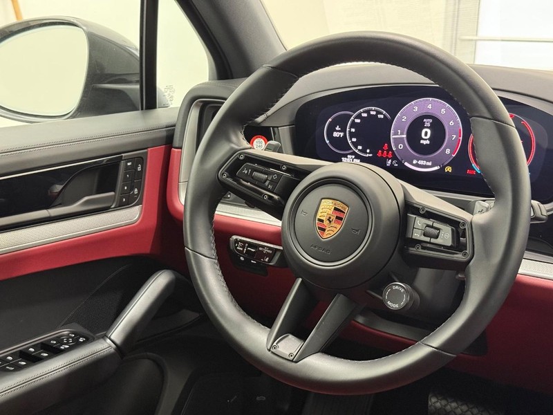 Porsche Cayenne Vehicle Full-screen Gallery Image 16