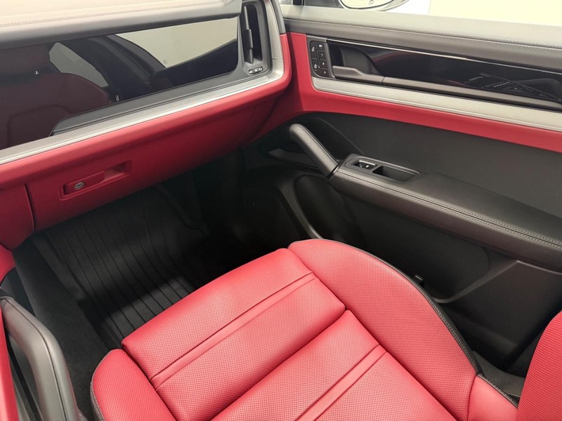 Porsche Cayenne Vehicle Full-screen Gallery Image 17