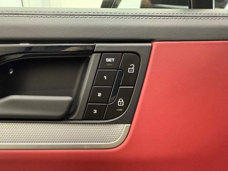 Porsche Cayenne Vehicle Full-screen Gallery Image 18