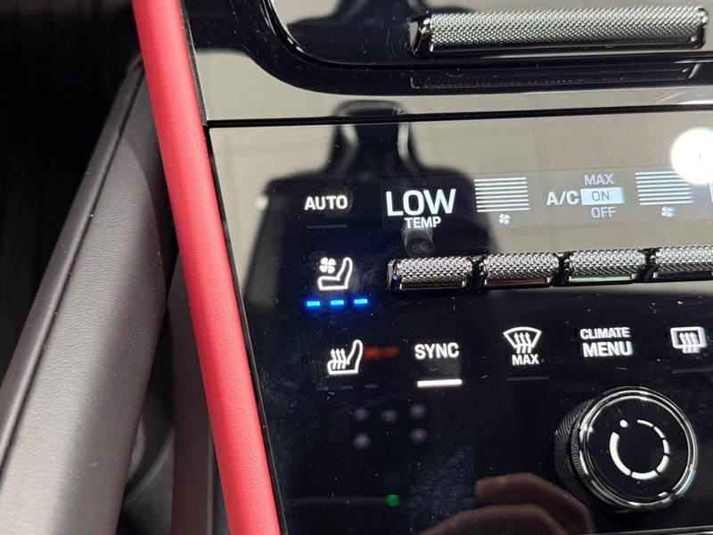 Porsche Cayenne Vehicle Full-screen Gallery Image 22