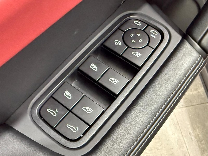 Porsche Cayenne Vehicle Full-screen Gallery Image 23