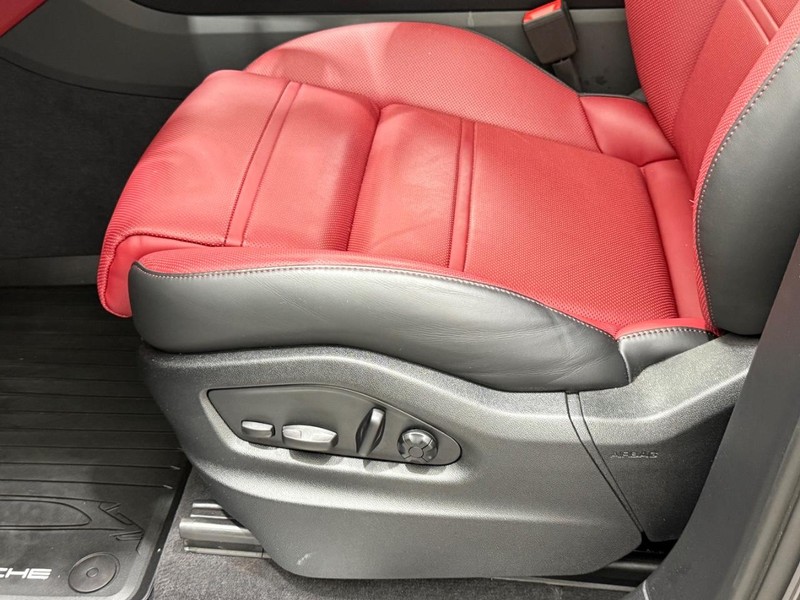 Porsche Cayenne Vehicle Full-screen Gallery Image 24