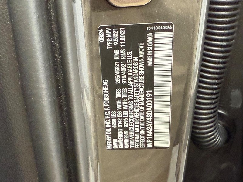 Porsche Cayenne Vehicle Full-screen Gallery Image 25