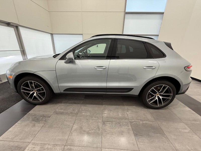 Porsche Macan Vehicle Full-screen Gallery Image 2