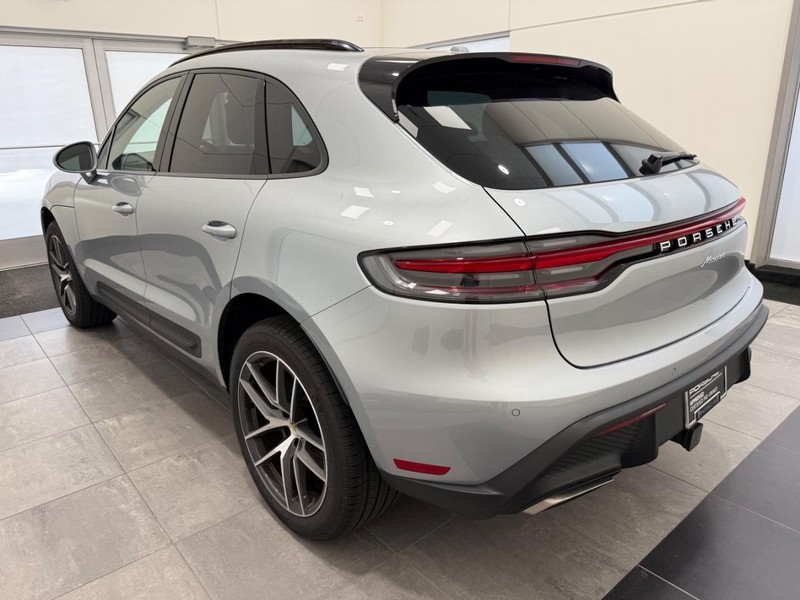 Porsche Macan Vehicle Full-screen Gallery Image 3