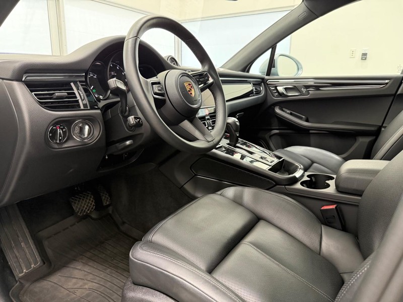 Porsche Macan Vehicle Full-screen Gallery Image 4