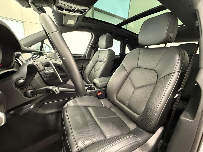 Porsche Macan Vehicle Full-screen Gallery Image 5