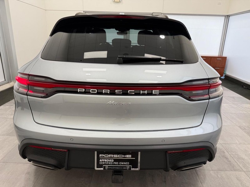 Porsche Macan Vehicle Full-screen Gallery Image 6