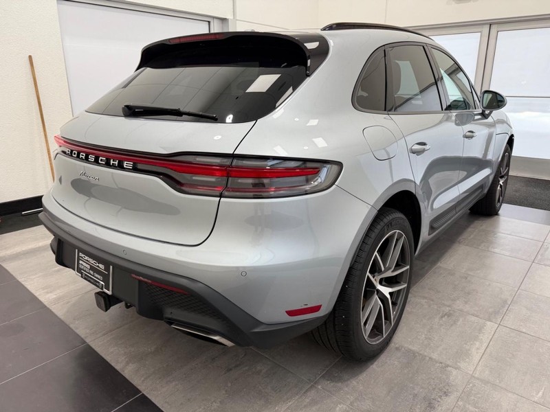 Porsche Macan Vehicle Full-screen Gallery Image 7