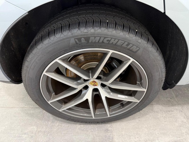 Porsche Macan Vehicle Full-screen Gallery Image 8