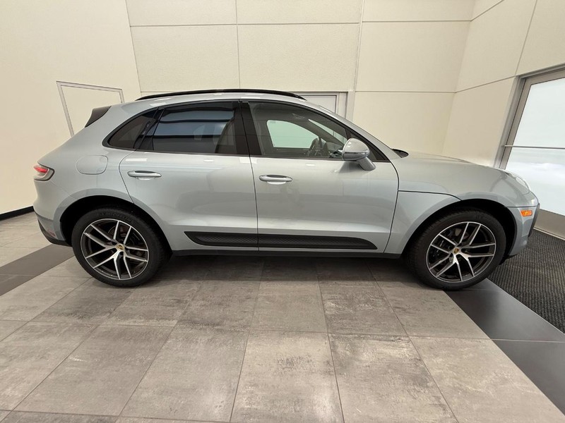 Porsche Macan Vehicle Full-screen Gallery Image 9