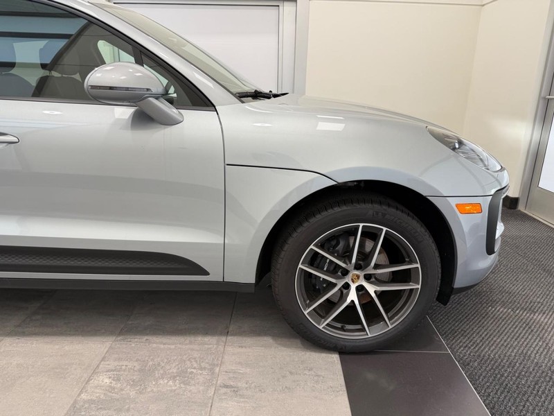 Porsche Macan Vehicle Full-screen Gallery Image 10