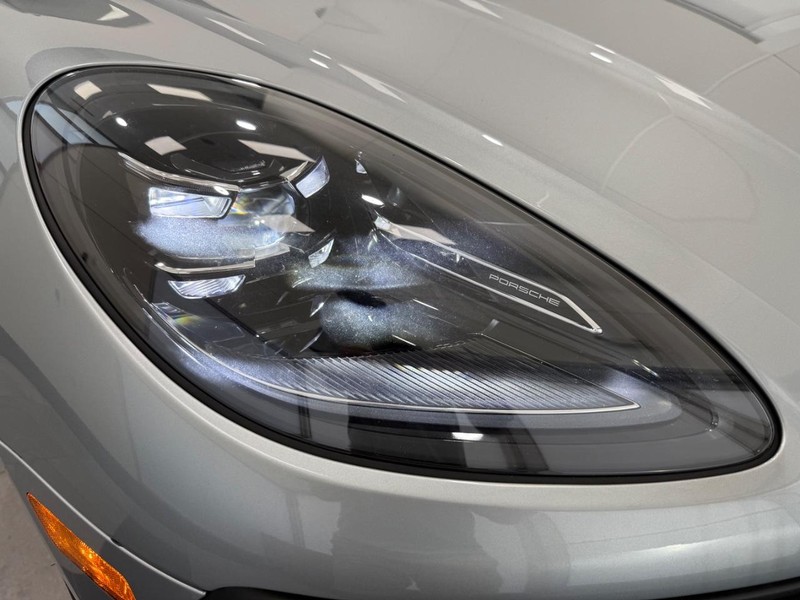 Porsche Macan Vehicle Full-screen Gallery Image 11