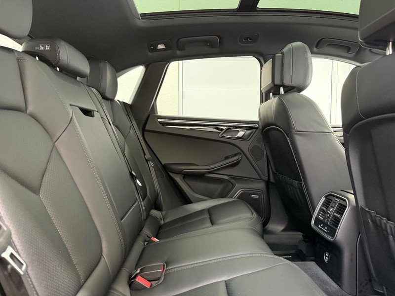 Porsche Macan Vehicle Full-screen Gallery Image 12