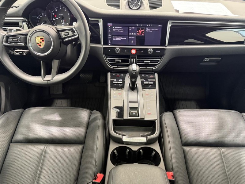 Porsche Macan Vehicle Full-screen Gallery Image 13